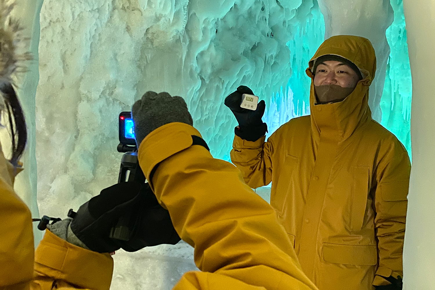 こんな幻想的な氷の世界で実証実験をさせていただきました。プロダクトマネージャー沼田自ら1時間じっと耐えます…！